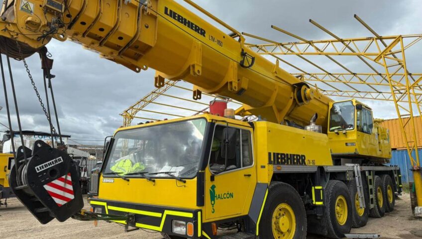Alquiler de grúa telescópica Liebherr LTM-1160 para izaje de carga pesada en Bogotá con operador certificado y plan de izaje 2026