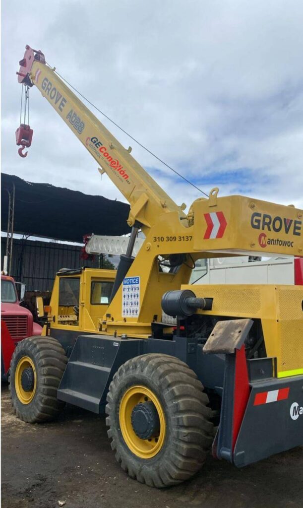 Máquinas para Trabajo en alturas tipo grúa móvil todoterreno utilizada en montaje industrial