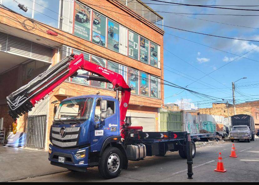 Máquinas para Trabajo en alturas tipo camión grúa con brazo hidráulico operando en zona urbana