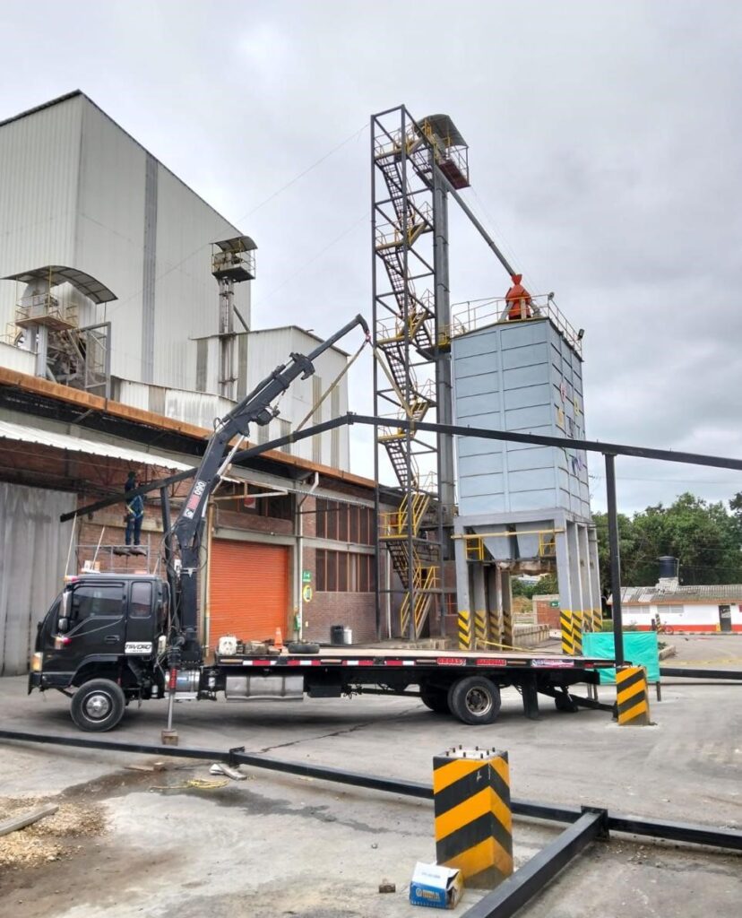 Guía de Izaje de Carga en Bogotá Alquiler de camión grúa articulado para izaje de estructuras metálicas en Bogotá con operador certificado y plan de izaje