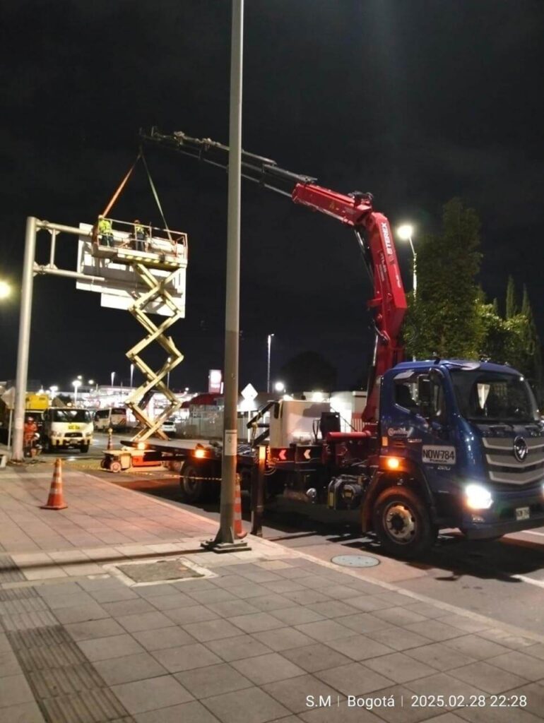 alquiler camion grua zipaquira ejecutando maniobra nocturna de elevación en vía pública