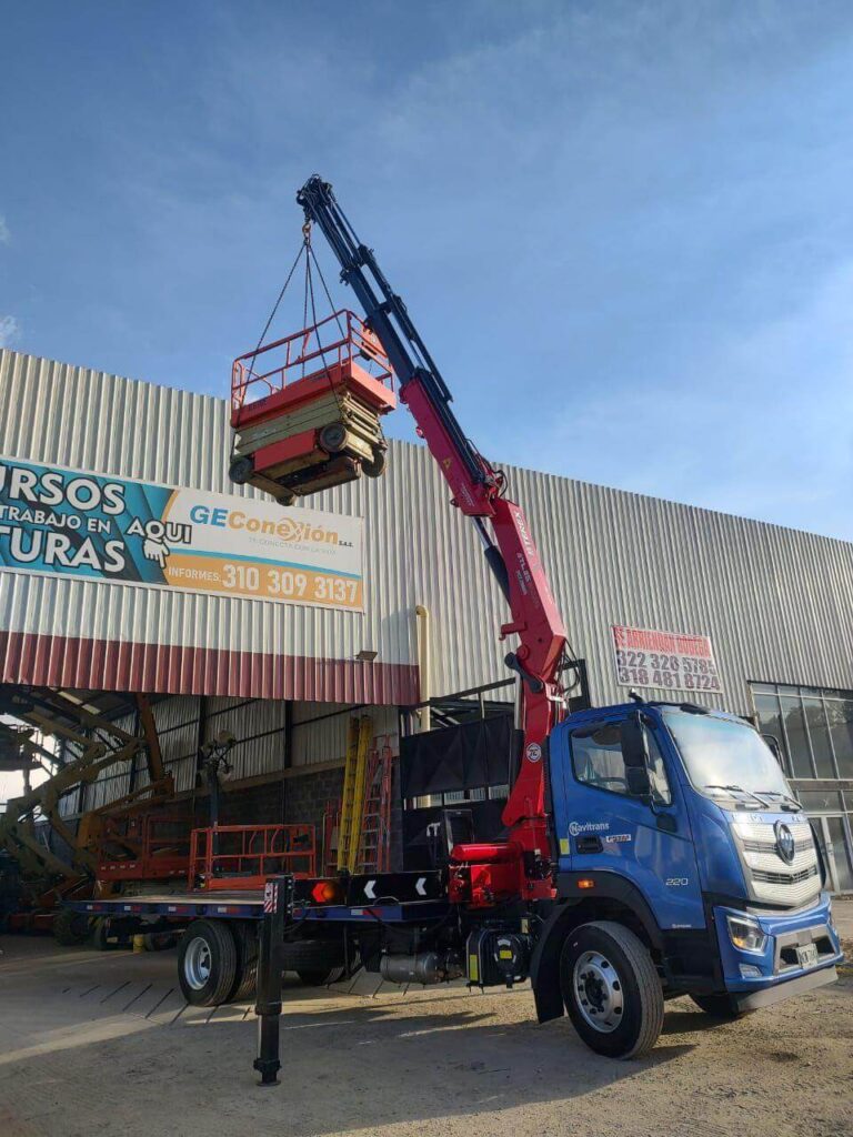 alquiler camion grua zipaquira realizando maniobra de izaje de plataforma elevadora tipo tijera en instalación industrial