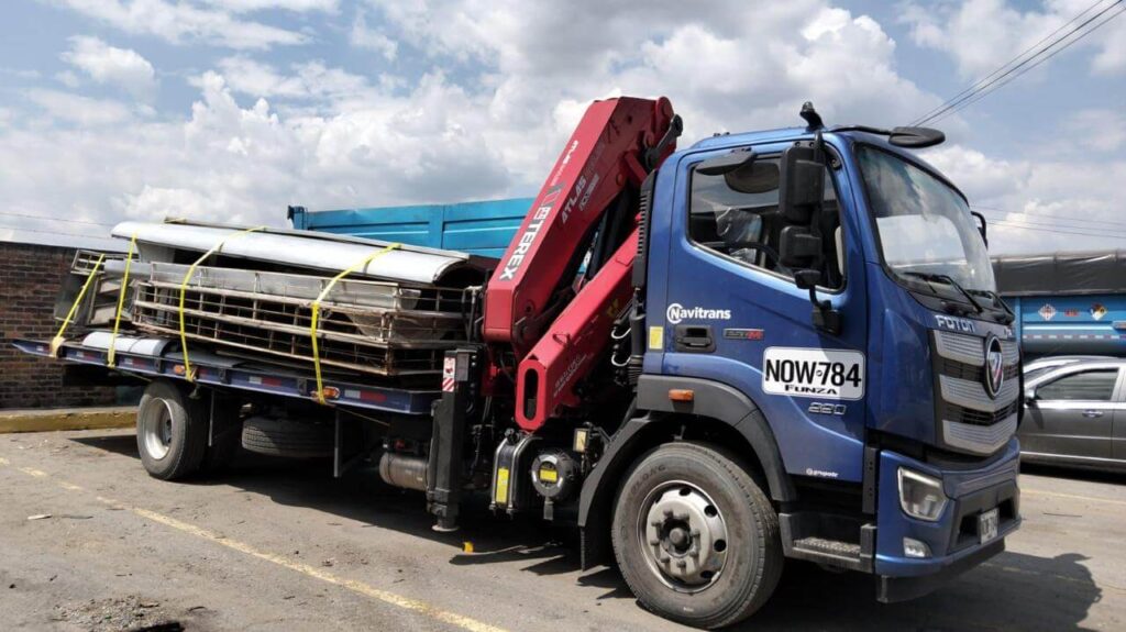 Alquiler de camion grua en cajica para transporte de materiales de construcción y estructuras metálicas.
