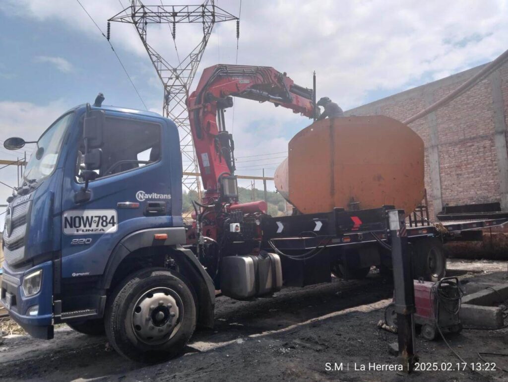 Alquiler de camion grua en cajica para izaje y movimiento de estructuras industriales pesadas.