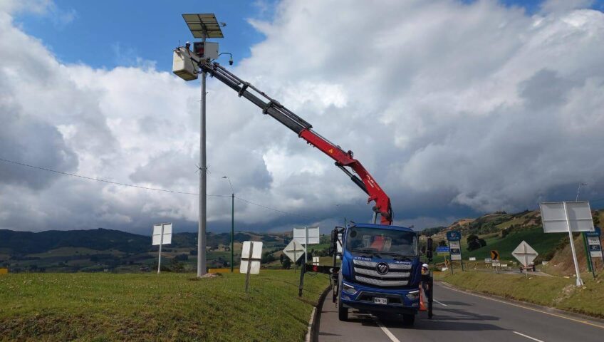 Operario realizando labores de altura mediante el alquiler de camión grúa en Cajicá con brazo articulado.