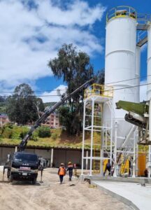 Construcción de planta industrial mediante el alquiler de camion grua en cogua para el posicionamiento vertical de silos metálicos.