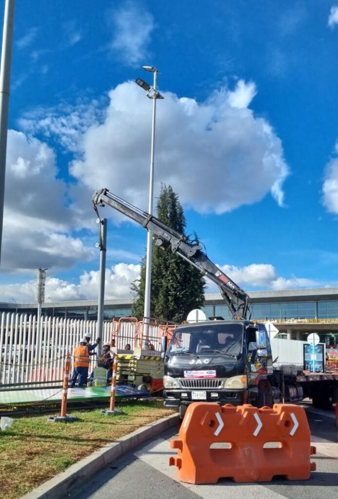 Operación de izaje y alquiler de camion grua en cogua para la colocación de postes de iluminación en zonas públicas.