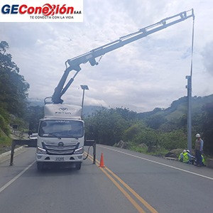 alquiler de camión grúa en Chía para instalación de infraestructura en carretera.