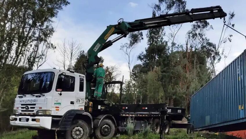 Alquiler camión grúa Chía para movimiento de contenedores y carga pesada industrial