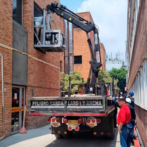 alquiler de camión grúa en Chía para el izaje de carga pesada.