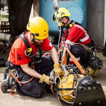 Precio alquiler equipos de alturas en Bogotá con práctica de instalación de arnés, cuerdas y sistema de anclaje certificados para trabajo seguro.