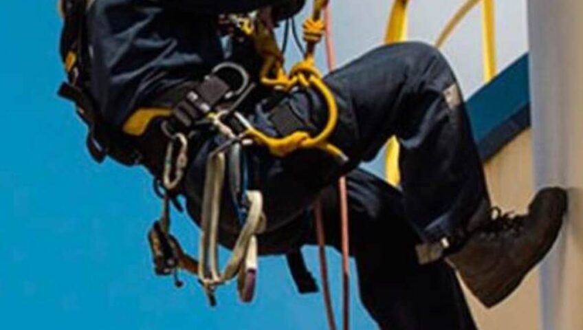 Técnicos instalando arnés, cuerdas y sistema de anclaje certificados para trabajo vertical, servicio de precio alquiler equipos de alturas en Bogotá.