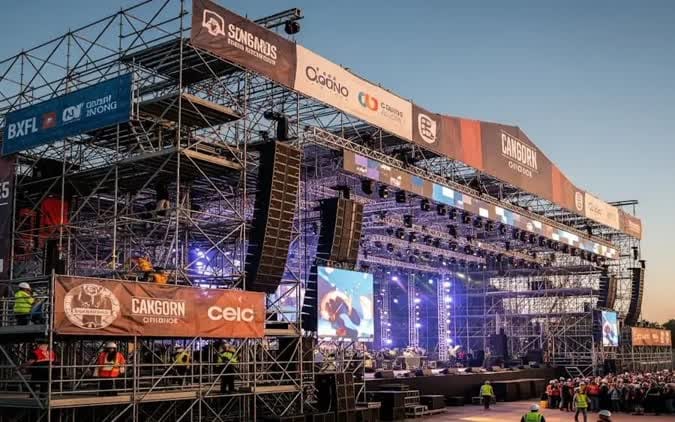 Montaje de grandes estructuras para escenarios y eventos masivos mediante el servicio de alquiler de andamios certificados en Bogotá.