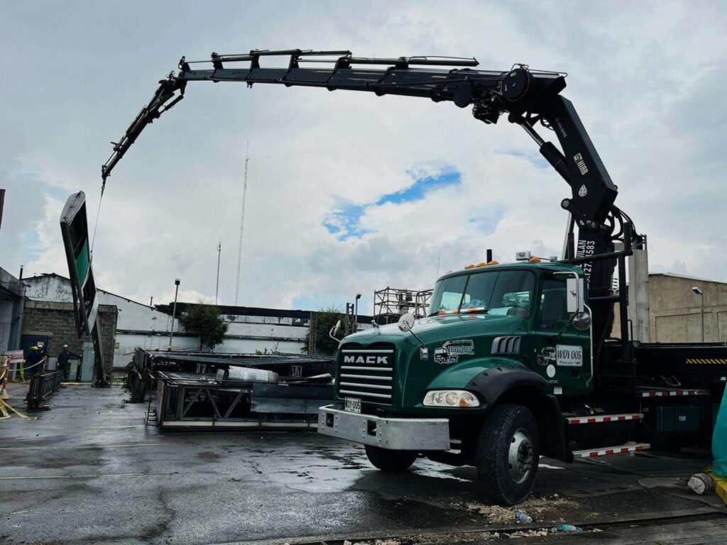 Alquiler de camión grúa en Mosquera para el movimiento de maquinaria industrial y materiales pesados en zonas de difícil acceso.