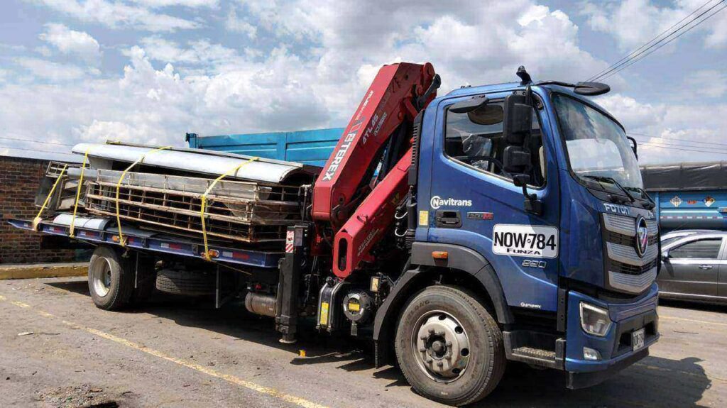 Alquiler de camión grúa en Mosquera para el izaje de estructuras metálicas y maquinaria pesada en proyectos industriales.