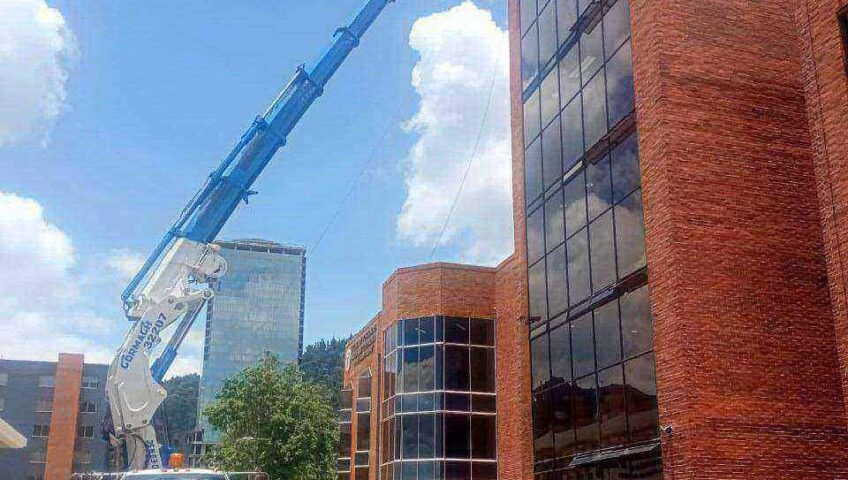 Operación de alquiler de camión grúa en Facatativá para montaje de equipos en altura