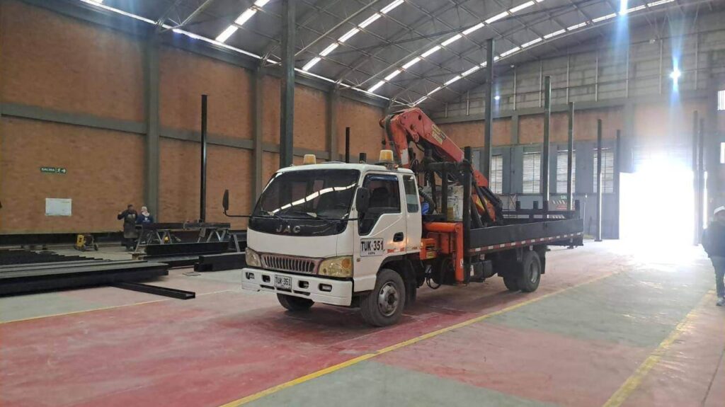 Alquiler de camión grúa en Facatativá para logística y movimiento de maquinaria pesada.