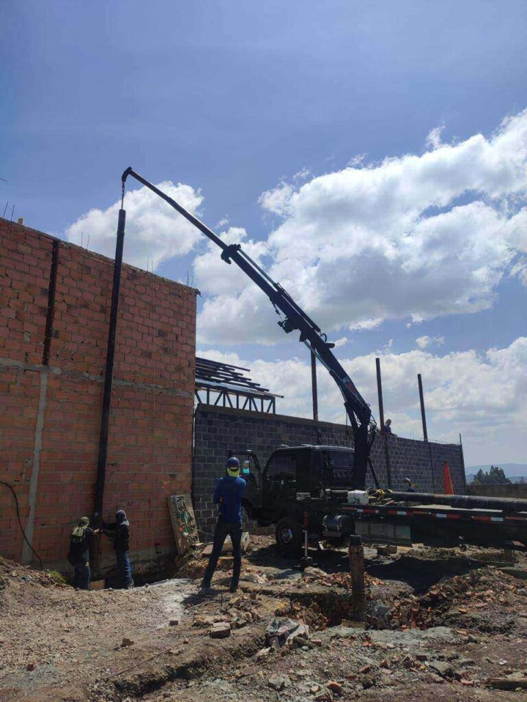 alquiler de camion grua en gachancipa para obras de cimentacion.