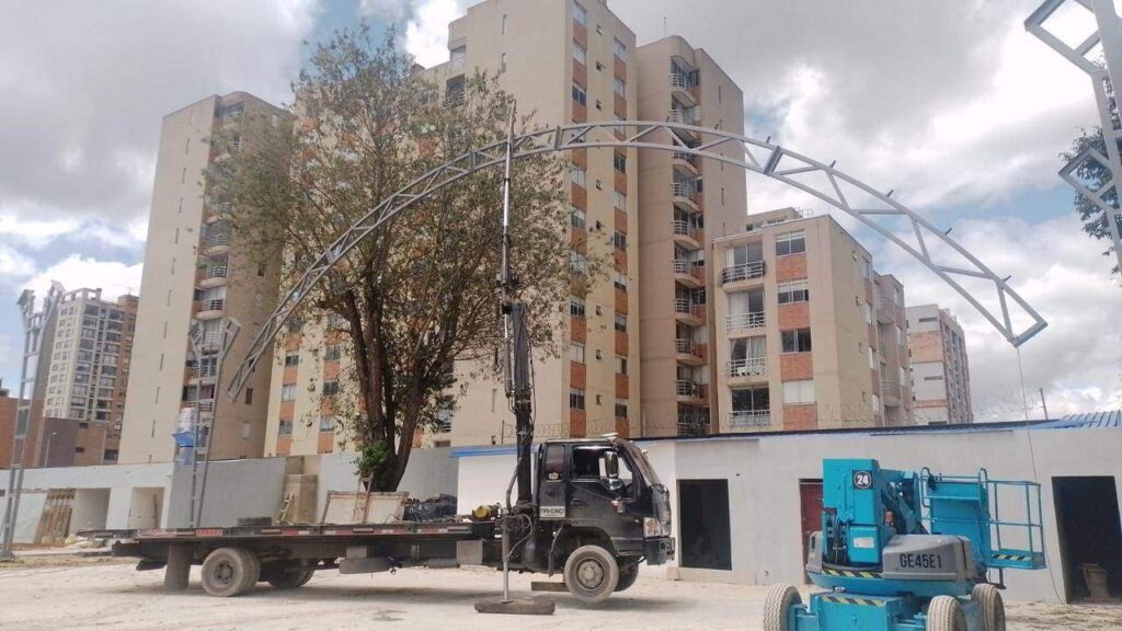 alquiler de camion grua en gachancipa para montaje de estructuras metalicas.