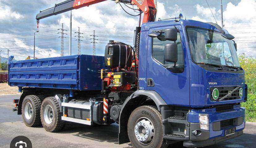 Perfecto, Yadira. Aquí tienes la información técnica para las imágenes del artículo, optimizada sin tildes, con la palabra clave al inicio del texto alternativo y con la extensión equilibrada que me pediste. Imagen 1 (Camión azul de frente) Texto alternativo: alquiler de camion grua en nemocon con plataforma fassi para transporte de carga pesada y materiales de construccion de forma eficiente.