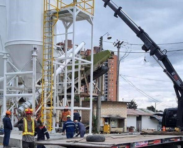 Un operario supervisa la maniobra de sujeción antes de iniciar el alquiler de camión grúa en Tabio.