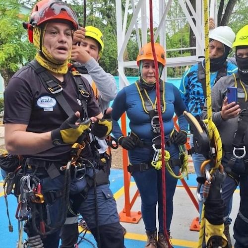 cursos de alturas en Bogotá impartido por instructor calificado con equipo IRATA en pista de entrenamiento.