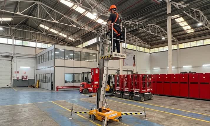 alquiler de plataforma elevadora de tijera en Bogotá para uso individual.