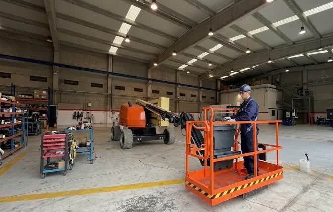 alquiler de plataformas elevadoras en Bogota brazo naranja operario